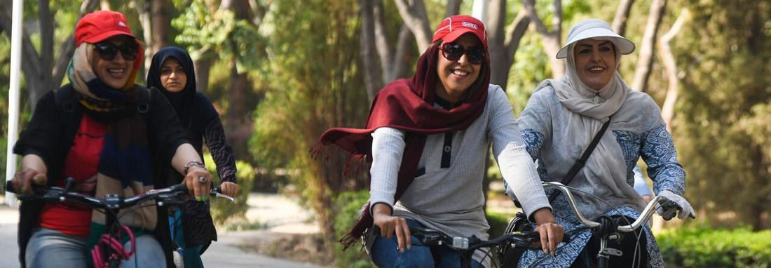 تصاویر ، پیست دوچرخه سواری گردشگران زن در اصفهان ، ممنوعیت دوچرخه سواری دخترها در اصفهان ادامه دارد