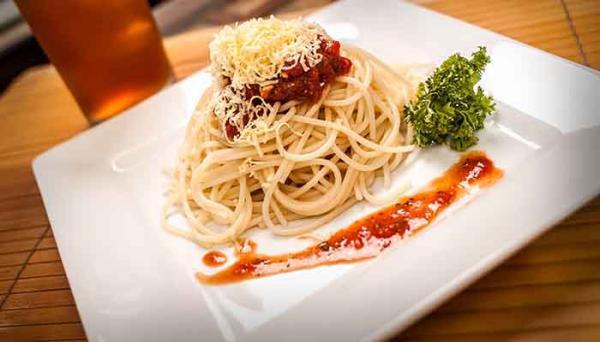 طرز تهیه اسپاگتی ایتالیایی با دو نوع سس پستو و گوجه فرنگی