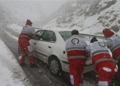 رها سازی 98 دستگاه خودرو گرفتار شده در برف و کولاک در محورهای آذربایجان غربی