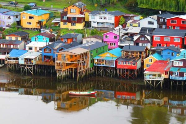 جزیره شیلوئه، تصویری از خانه های رنگارنگ بر فراز پایه های چوبی